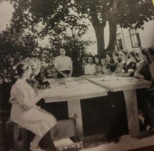 חיה מרון (במרכז) בשיעור עברית בחצר בית הספר בלידינגה בשבדיה.צילום באדיבות משפחת מרון